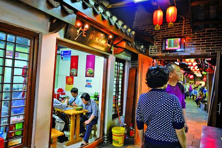 昨日,渝中区,市民在“佬麻抄手”用餐。记者