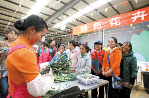 锦苑花卉邀请技师教授花卉包装。记者李海曦摄